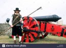 english-civil-war-cannon-and-gunner-17th-century-historical-re-enactment-DWGMEP.jpg
