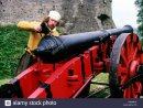 english-gunner-loading-cannon-tudor-period-16th-century-historical-DWGMYK.jpg